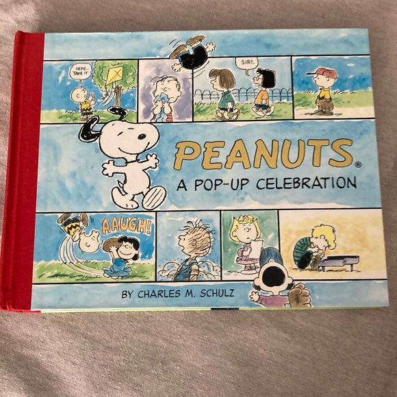 Peanuts: A pop up celebration by Charles M Schulz - Picture 1 of 12